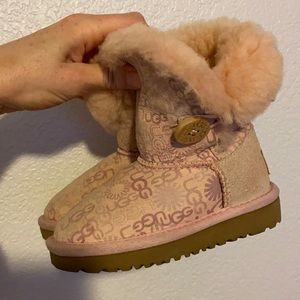 Ugg toddler size 7